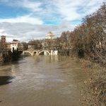 Maltempo, allarme a Roma per la piena del Tevere: sta crescendo a un ritmo pazzesco, esondazioni già in corso [FOTO e VIDEO LIVE]