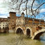 Maltempo, allarme a Roma per la piena del Tevere: sta crescendo a un ritmo pazzesco, esondazioni già in corso [FOTO e VIDEO LIVE]