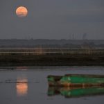 La Superluna di Neve incanta la notte della Terra: GALLERY spettacolare con tutte le FOTO da Roma, Milano e dal resto del Mondo