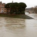 Maltempo, allarme a Roma per la piena del Tevere: sta crescendo a un ritmo pazzesco, esondazioni già in corso [FOTO e VIDEO LIVE]