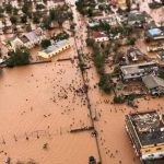 Ciclone Idai, scene strazianti dai racconti dei sopravvissuti: “La terra mi ha riempito la bocca, il naso e le orecchie”, “centinaia di cadaveri sul ciglio di una strada” [FOTO]