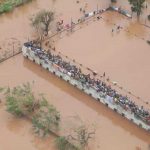 Ciclone Idai, scene strazianti dai racconti dei sopravvissuti: “La terra mi ha riempito la bocca, il naso e le orecchie”, “centinaia di cadaveri sul ciglio di una strada” [FOTO]