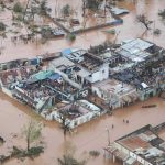 Ciclone Idai, scene strazianti dai racconti dei sopravvissuti: “La terra mi ha riempito la bocca, il naso e le orecchie”, “centinaia di cadaveri sul ciglio di una strada” [FOTO]