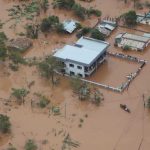 Ciclone Idai, scene strazianti dai racconti dei sopravvissuti: “La terra mi ha riempito la bocca, il naso e le orecchie”, “centinaia di cadaveri sul ciglio di una strada” [FOTO]