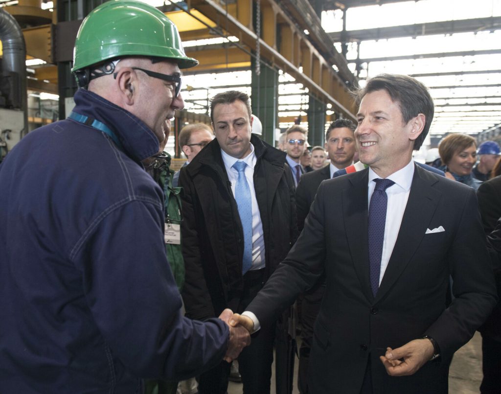 Giuseppe Conte a Fincantieri per il taglio della prima lamiera per il nuovo ponte di Genova