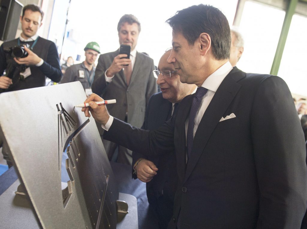 Giuseppe Conte a Fincantieri per il taglio della prima lamiera per il nuovo ponte di Genova