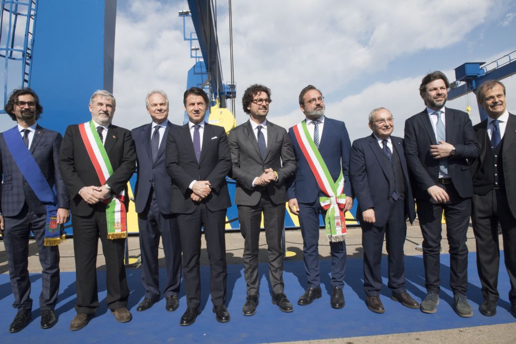 Giuseppe Conte a Fincantieri per il taglio della prima lamiera per il nuovo ponte di Genova