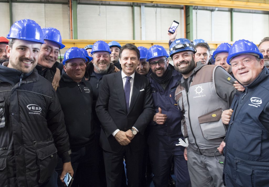 Giuseppe Conte a Fincantieri per il taglio della prima lamiera per il nuovo ponte di Genova