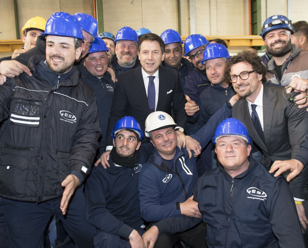 Giuseppe Conte a Fincantieri per il taglio della prima lamiera per il nuovo ponte di Genova