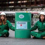 “Plastic Monster”: attivisti di Greenpeace si incatenano davanti a nota fabbrica [GALLERY]