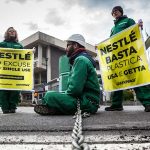 “Plastic Monster”: attivisti di Greenpeace si incatenano davanti a nota fabbrica [GALLERY]