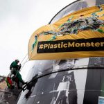 “Plastic Monster”: attivisti di Greenpeace si incatenano davanti a nota fabbrica [GALLERY]