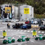 “Plastic Monster”: attivisti di Greenpeace si incatenano davanti a nota fabbrica [GALLERY]