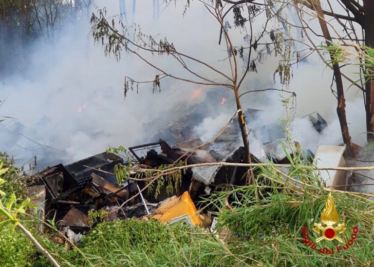 incendio discarica rifiuti roma