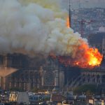 Incendio Cattedrale Notre Dame, salvata la struttura ma c’è un ferito grave tra i Pompieri. Ipotesi attacco terroristico [FOTO LIVE]