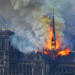 Incendio Cattedrale Notre Dame, salvata la struttura ma c’è un ferito grave tra i Pompieri. Ipotesi attacco terroristico [FOTO LIVE]