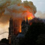 Incendio Cattedrale Notre Dame, salvata la struttura ma c’è un ferito grave tra i Pompieri. Ipotesi attacco terroristico [FOTO LIVE]