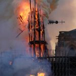 Incendio Cattedrale Notre Dame, salvata la struttura ma c’è un ferito grave tra i Pompieri. Ipotesi attacco terroristico [FOTO LIVE]