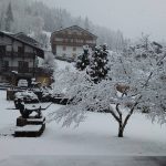 Meteo, storica nevicata del 28 Aprile sulle Dolomiti: accumuli incredibili, scenari da fiaba [FOTO e VIDEO LIVE]