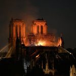 Incendio Cattedrale Notre Dame, salvata la struttura ma c’è un ferito grave tra i Pompieri. Ipotesi attacco terroristico [FOTO LIVE]