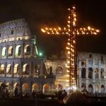 Danze di diavoli e scheletri, omelette giganti e strani rituali: le tradizioni di Pasqua più curiose nel mondo [FOTO]