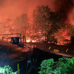 Texas, feroce incendio dopo il deragliamento di un treno merci che trasportava etanolo: evacuazioni [FOTO e VIDEO]