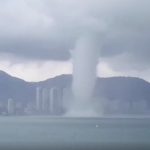 Malesia, enorme tromba marina sull’isola di Penang: caos e danni dopo il passaggio sulla terraferma [FOTO e VIDEO]