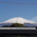 Etna, spettacolo d’Inverno a metà Maggio: tanta neve fresca fino a bassa quota sul vulcano, scenario surreale [FOTO e VIDEO]