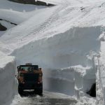 Giro d’Italia, fiato sospeso per l’arrivo ai 2.247 metri del Lago Serrù tra muri di neve alti 5 metri [FOTO]