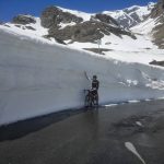 Giro d’Italia, fiato sospeso per l’arrivo ai 2.247 metri del Lago Serrù tra muri di neve alti 5 metri [FOTO]