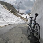 Giro d’Italia, fiato sospeso per l’arrivo ai 2.247 metri del Lago Serrù tra muri di neve alti 5 metri [FOTO]