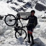 Giro d’Italia, fiato sospeso per l’arrivo ai 2.247 metri del Lago Serrù tra muri di neve alti 5 metri [FOTO]