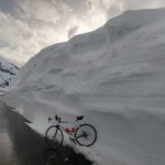 Giro d’Italia, fiato sospeso per l’arrivo ai 2.247 metri del Lago Serrù tra muri di neve alti 5 metri [FOTO]