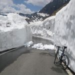 Giro d’Italia, fiato sospeso per l’arrivo ai 2.247 metri del Lago Serrù tra muri di neve alti 5 metri [FOTO]