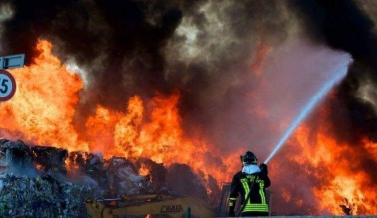 incendi rifiuti vigili del fuoco