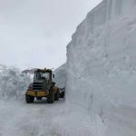 Giro d’Italia, Gavia ad altissimo rischio: muri di 12 metri di neve, allarme valanghe e incubo previsioni meteo