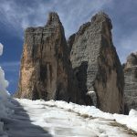 Lo straordinario spettacolo del sentiero per le Tre Cime di Lavaredo tra due altissimi muri di neve [FOTO]