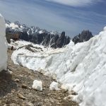 Lo straordinario spettacolo del sentiero per le Tre Cime di Lavaredo tra due altissimi muri di neve [FOTO]