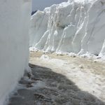 Lo straordinario spettacolo del sentiero per le Tre Cime di Lavaredo tra due altissimi muri di neve [FOTO]