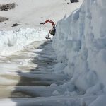 Lo straordinario spettacolo del sentiero per le Tre Cime di Lavaredo tra due altissimi muri di neve [FOTO]