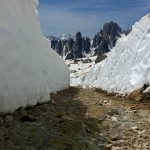 Lo straordinario spettacolo del sentiero per le Tre Cime di Lavaredo tra due altissimi muri di neve [FOTO]