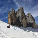 Lo straordinario spettacolo del sentiero per le Tre Cime di Lavaredo tra due altissimi muri di neve [FOTO]