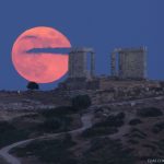 Astronomia, la “Luna della Fragola” in tutto il suo splendore: ecco perché è la più colorata dell’anno [FOTO]