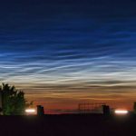 Spettacolari nuvole blu elettrico nel cielo buio: le nubi nottilucenti incantano in Europa e negli USA [FOTO]