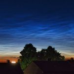 Spettacolari nuvole blu elettrico nel cielo buio: le nubi nottilucenti incantano in Europa e negli USA [FOTO]