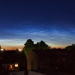 Spettacolari nuvole blu elettrico nel cielo buio: le nubi nottilucenti incantano in Europa e negli USA [FOTO]