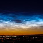 Spettacolari nuvole blu elettrico nel cielo buio: le nubi nottilucenti incantano in Europa e negli USA [FOTO]