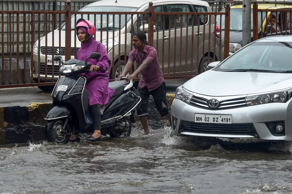 India, allagamenti per forti pioggea MumbaiIndia, allagamenti per forti piogge a Mumbai