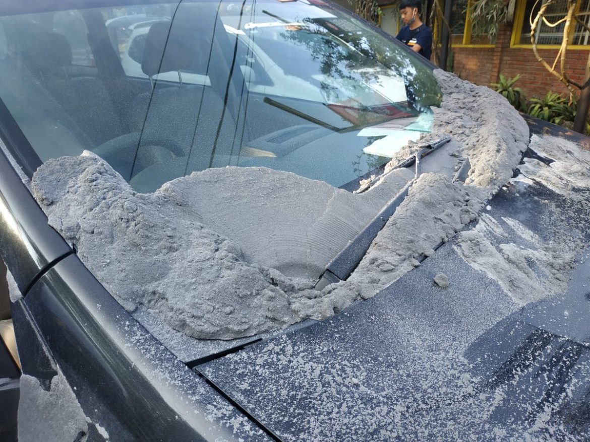 Indonesia Il Momento In Cui Il Vulcano Tangkuban Perahu Entra In Eruzione Panico Tra I Turisti