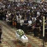 Folla per i funerali di Nadia Toffa: “Ha avuto fame e sete di giustizia, era dalla parte dei più deboli” [GALLERY]